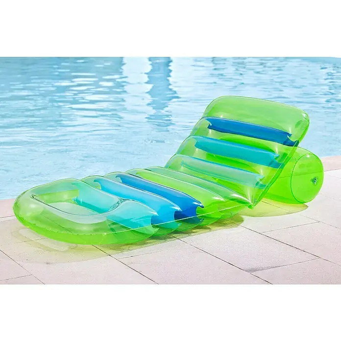 Bestway Luftmatratze Sommerlichter - L x B: 79 x 160 cm - Grüner und blauer aufblasbarer Pool-Liegestuhl am Beckenrand eines Schwimmbads.