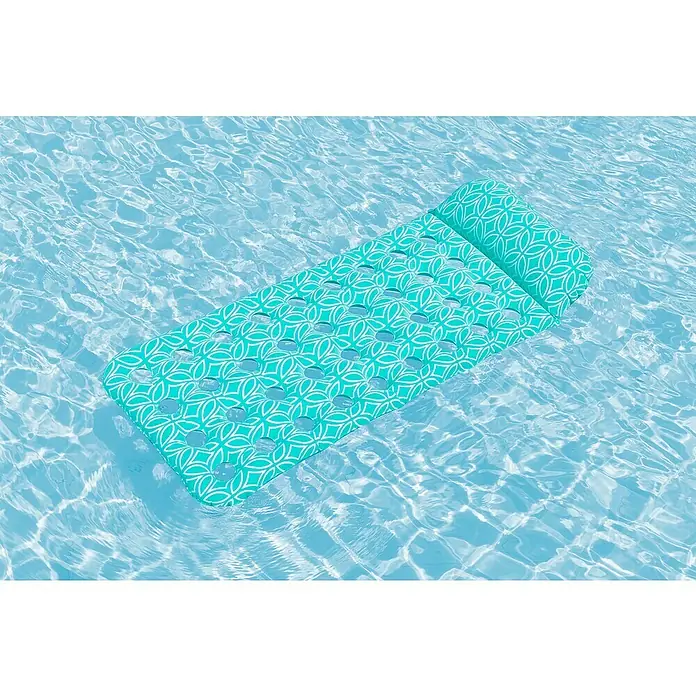 Bestway Luftmatratze Comfort Plush - L x B: 65 x 171 cm - Türkise aufblasbare Poolliege mit weißem geometrischem Muster und wassergefüllten Komfortlöchern, die im Pool schwimmt.