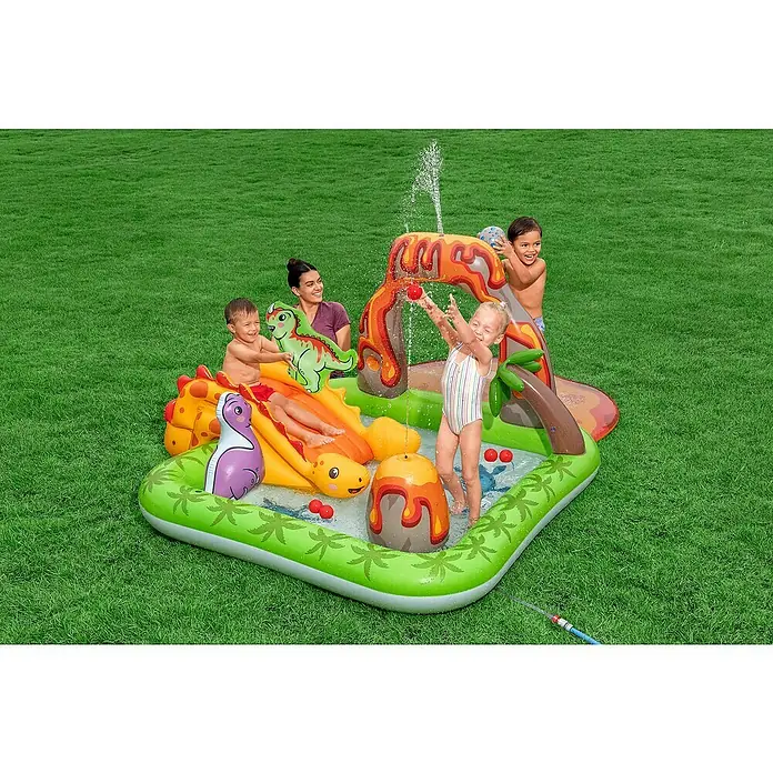 Bestway Planschbecken Wasserspielcenter Vulkan - 188 x 262 x 102 cm - Buntes aufblasbares Dinosaurier-Spielzentrum mit Rutsche und Wassersprinkler, von Kindern und einem Erwachsenen genutzt.