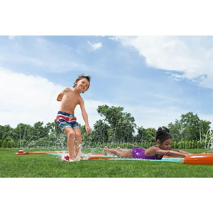 Bestway Wasserrutsche H2OGO! Fontäne - Aquamarin/Orange - Zwei Kinder spielen an einem sonnigen Tag auf einer farbenfrohen Wasserrutsche. Wasser spritzt, während sie rutschen und springen.