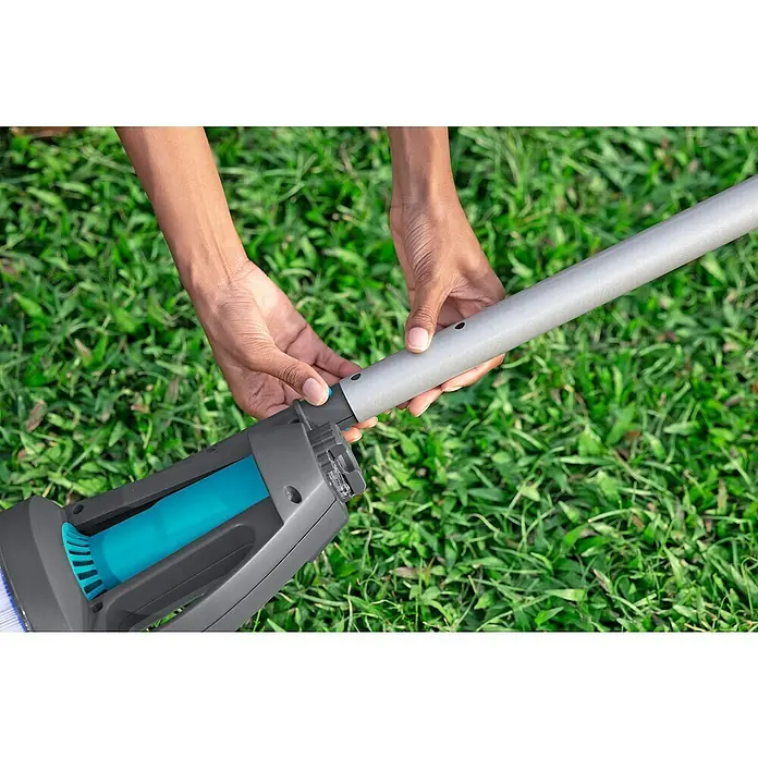 Bestway Poolsauger AquaGrip - Akkubetrieben, Passend für: Aufstell- und Einbaupools bis Ø 610cm und 199cm Höhe - Hände verbinden eine graue Verlängerungsstange mit einem dunkelgrauen und türkisen Gartengerät.