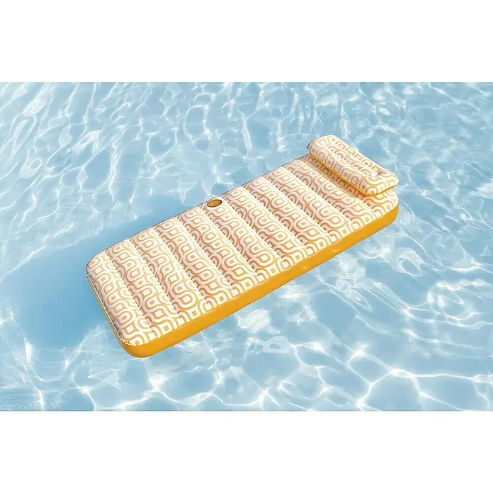 Bestway Luftmatratze mit Samtoberfläche - L x B: 77,5 x 169 cm - Orange-weiße geometrische aufblasbare Poolliege mit Kopfstütze und Getränkehalter, schwimmt in klarem blauem Poolwasser.