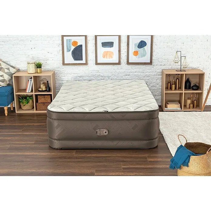 Bestway Luftbett - L x B x H: 203 x 152 x 51 cm, Dunkelbraun, Integrierte Luftpumpe - Großes aufblasbares Luftbett mit gemusterter grauer Basis und weicher, gesteppter weißer Oberseite, mit integrierter Pumpe an der Seite, auf Holzboden.