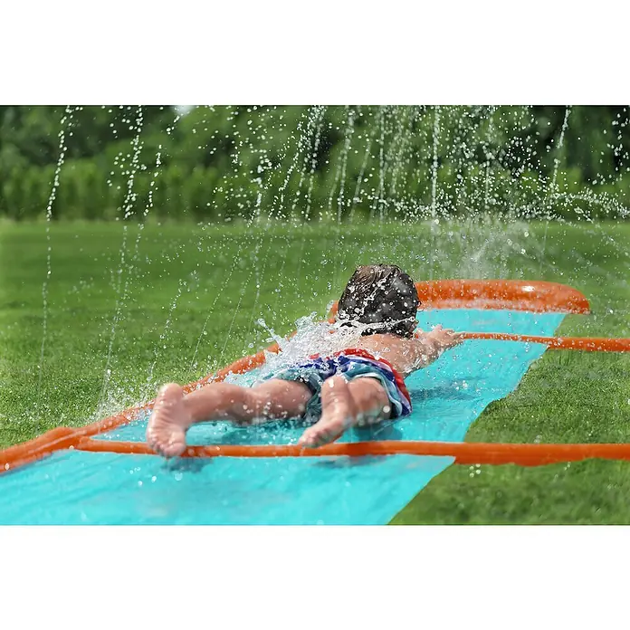 Bestway Wasserrutsche H2OGO! Fontäne - Aquamarin/Orange - Ein Kind rutscht auf einer blau-orangen Wasserrutsche und wird mit Wasser bespritzt.