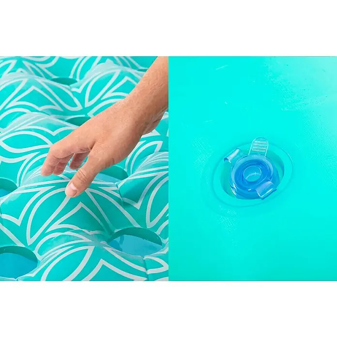 Bestway Luftmatratze Comfort Plush - L x B: 65 x 171 cm - Nahaufnahme einer Hand, die einen türkisfarbenen aufblasbaren Schwimmkörper mit weißen Mustern neben seinem blauen Ventil berührt.
