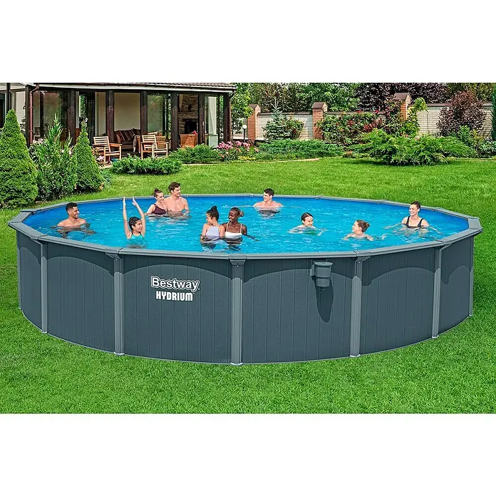 Bestway Stahlwand-Pool Hydrium - Ø x H: 732 x 132 cm, Grau, 49.200 l - Dunkelgrauer Bestway Hydrium Aufstellpool mit blauem Wasser und schwimmenden Personen im Garten.