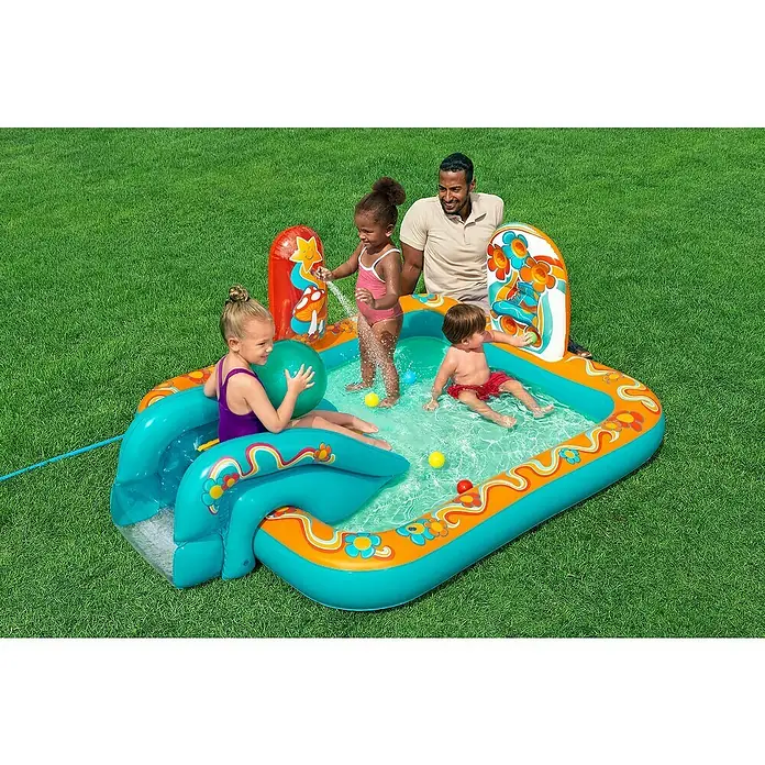 Bestway Planschbecken Retro-Welt - 152 x 193 x 74 cm - Buntes aufblasbares Kinderplanschbecken mit Rutsche und Sprinklern, von Kindern und einem Erwachsenen zum Wasserspiel genutzt.