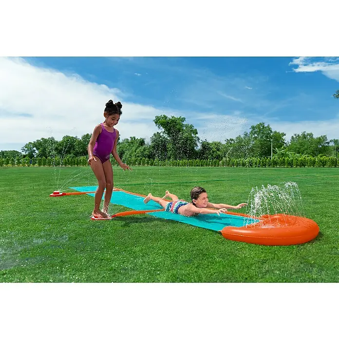 Bestway Wasserrutsche H2OGO! Fontäne - Aquamarin/Orange - Zwei Kinder spielen an einem sonnigen Tag auf einer blauen und orangen Wasserrutsche mit Sprinklern im Freien.
