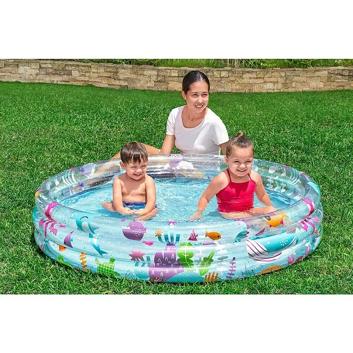 Bestway Planschbecken Deep Dive - Ø x H: 152 x 30 cm, PVC, Mehrfarbig - Farbenfroher aufblasbarer Kinderpool mit Unterwassermotiven, von zwei glücklichen Kindern für Wasserspiele im Freien genutzt.