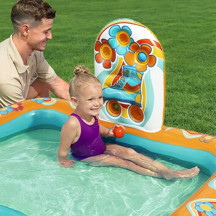 Bestway Planschbecken Retro-Welt - 152 x 193 x 74 cm - Farbenfroher aufblasbarer Pool mit Rollschuh- und Blumendesign, von einem Kind im Wasser genutzt.