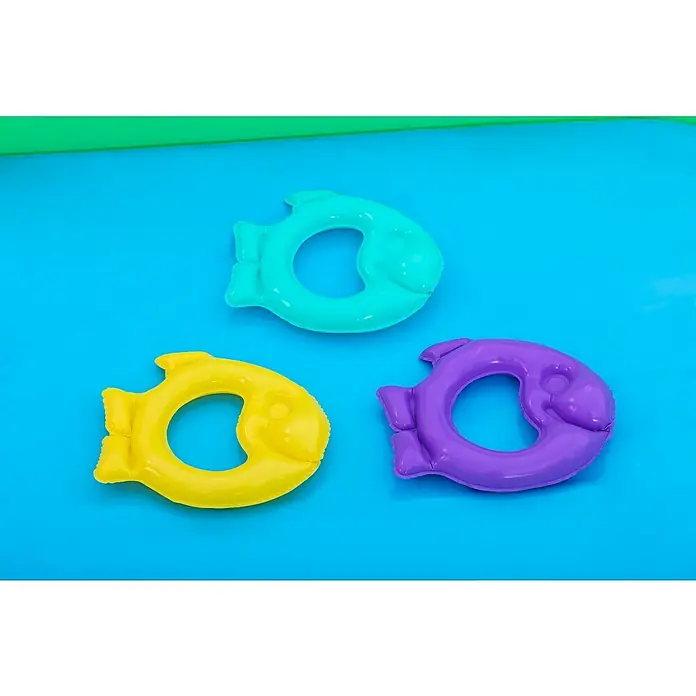 Bestway Planschbecken Jurassic Splash - 241 x 140 x 137 cm - Drei bunte aufblasbare Fischspielzeuge, türkis, gelb und lila, schwimmen auf einer blauen Wasseroberfläche.