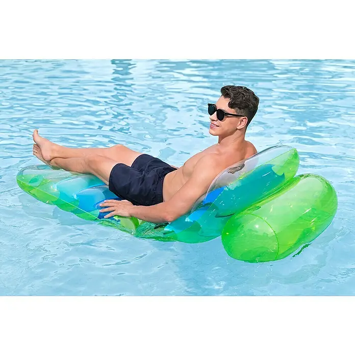 Bestway Luftmatratze Sommerlichter - L x B: 79 x 160 cm - Mann entspannt auf einer transparenten, blau-grünen aufblasbaren Poolliege im Schwimmbad.