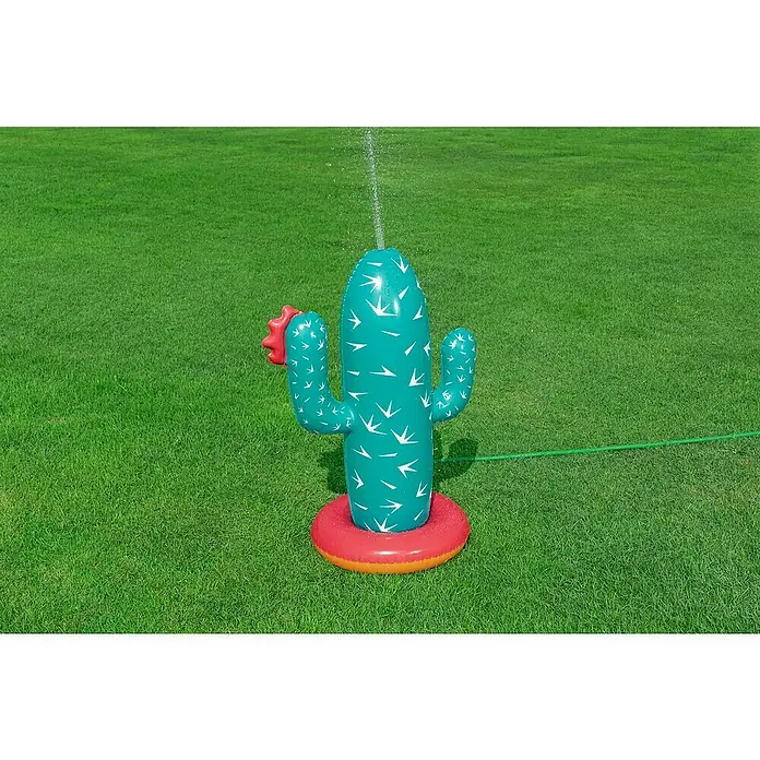 Bestway Wassersprüher Kaktus - Grün - Türkiser aufblasbarer Kaktus-Sprinkler mit weißen Stacheln, roter Blüte und rotem Sockel, sprüht Wasser. Grüner Schlauch angeschlossen.
