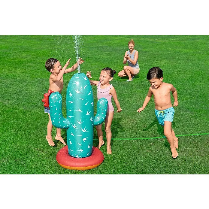 Bestway Wassersprüher Kaktus - Grün - Aufblasbarer türkiser Kaktus-Sprenger mit spielenden Kindern im Garten.