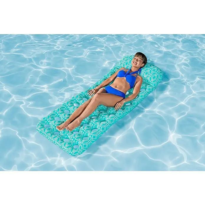 Bestway Luftmatratze Comfort Plush - L x B: 65 x 171 cm - Frau entspannt auf einem türkisblauen aufblasbaren Pool-Floß mit weißem geometrischem Muster im Schwimmbad.