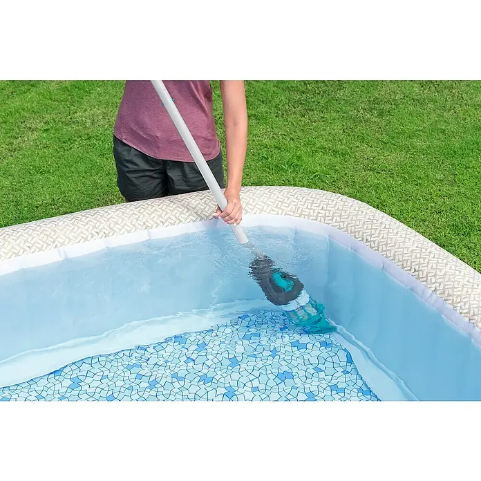 Bestway Poolsauger AquaGrip - Akkubetrieben, Passend für: Aufstell- und Einbaupools bis Ø 610cm und 199cm Höhe - Person reinigt aufblasbaren Pool mit einem Poolreiniger mit grauem Stiel und blau-schwarzem Kopf.