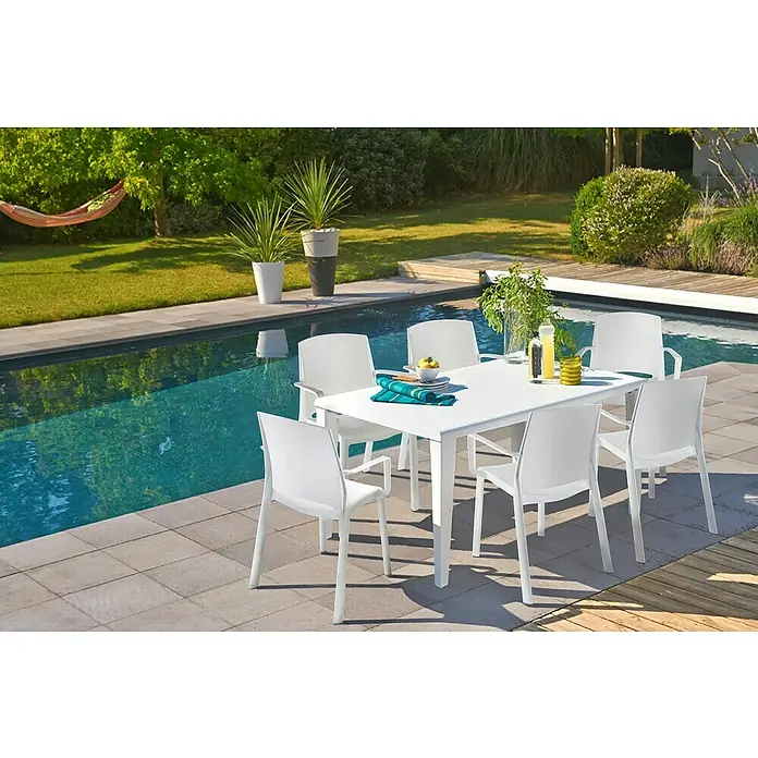 Grosfillex Stapelsessel Set Milton - 4 Stk., Polypropylen, Stapelbar, Weiß, B x T x H: 58 x 52 x 81 cm - Weiße Outdoor-Essgruppe mit rechteckigem Tisch und sechs Stühlen, an einem Pool.