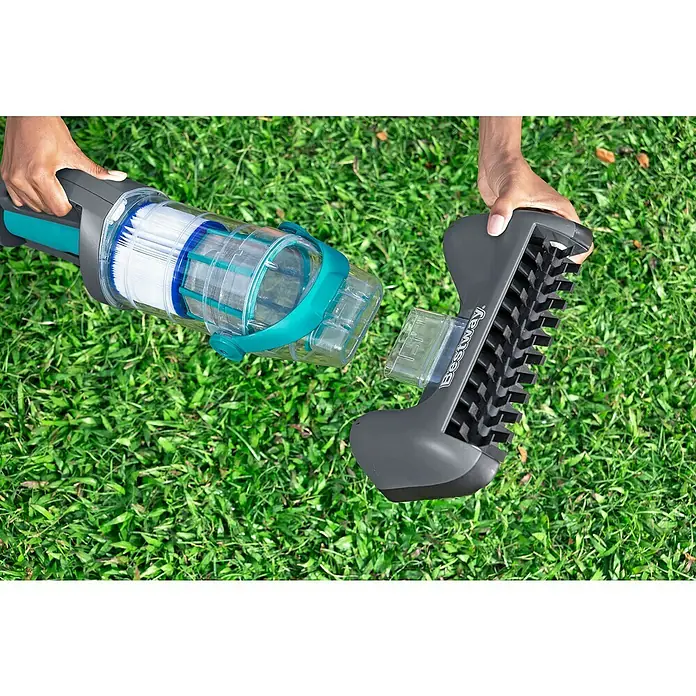 Bestway Poolsauger AquaGrip - Akkubetrieben, Passend für: Aufstell- und Einbaupools bis Ø 610cm und 199cm Höhe - Hände verbinden Teile eines grau-türkisen Poolreinigers mit transparentem Filterfach.