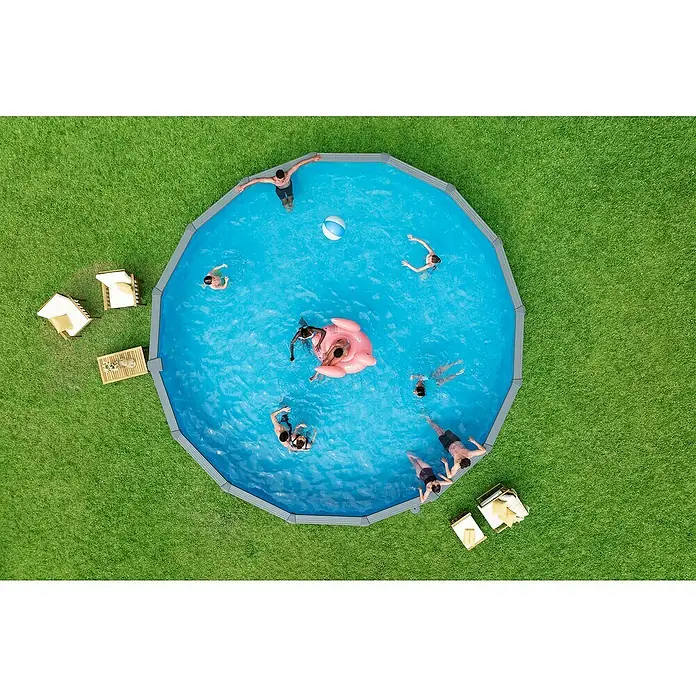 Bestway Stahlwand-Pool Hydrium - Ø x H: 732 x 132 cm, Grau, 49.200 l - Ein polygonaler Aufstellpool mit blauem Wasser, in dem Menschen schwimmen und auf einer Luftmatratze entspannen.