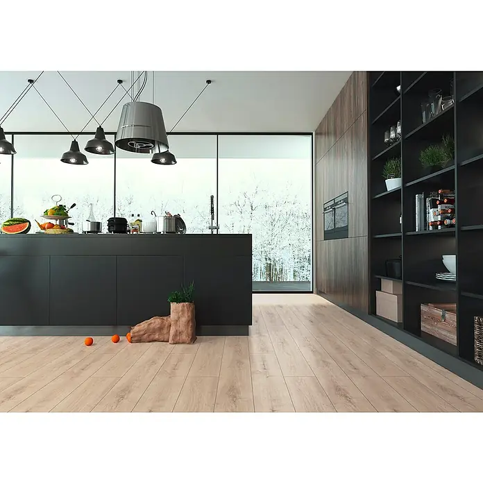 LOGOCLIC Laminado Hidro Roble Santorini - 1.380 x 191 x 12 mm, Marrón, AC5, Resistente al agua - Cocina moderna con isla gris oscuro, gabinetes de madera, suelo de madera clara y estanterías integradas, con vista a un bosque nevado.