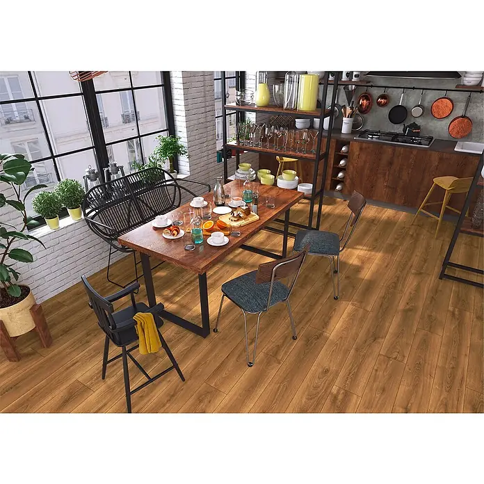 LOGOCLIC Laminado Hidro Roble Silen - 1.380 x 191 x 12 mm, Marrón, AC5, Resistente al agua - Suelo de aspecto de madera marrón dorado con vetas marcadas en una cocina y comedor modernos.