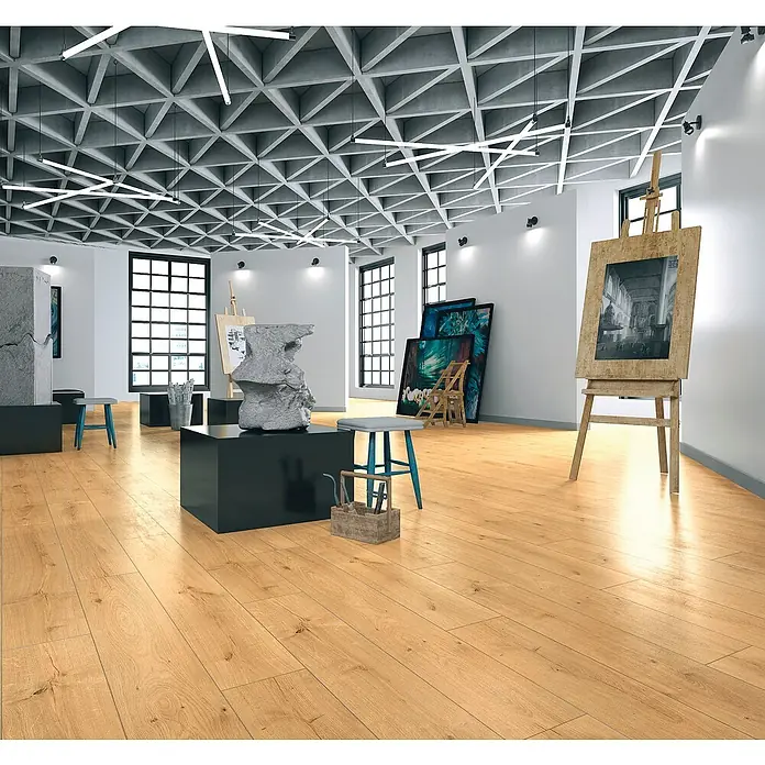 LOGOCLIC Laminado Hidro Roble Duna - 1.380 x 191 x 8 mm, Marrón, AC4, Resistente al agua - Suelo de madera de roble claro con veta visible e imperfecciones naturales, instalado en un estudio de arte moderno.