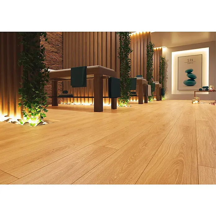 LOGOCLIC Laminado Hidro Roble Linn - 1.380 x 191 x 12 mm, Marrón, AC5 - Suelo de madera clara con veta natural, que realza el ambiente sereno de una sala de spa con camillas de masaje y plantas.