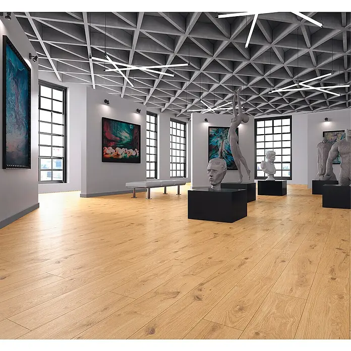 LOGOCLIC Laminado Hidro Roble Norden - 1.380 x 191 x 8 mm, Marrón, AC4, Resistente al agua - Suelo de madera clara con veta natural instalado en una espaciosa galería de arte.