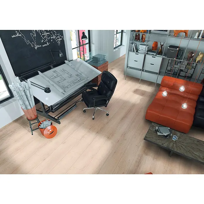 LOGOCLIC Laminado Hidro Roble Portofino - 1.380 x 191 x 8 mm, Marrón, AC4, Resistente al agua - Suelo de imitación madera clara con veta natural en un despacho moderno, combinando con muebles oscuros.