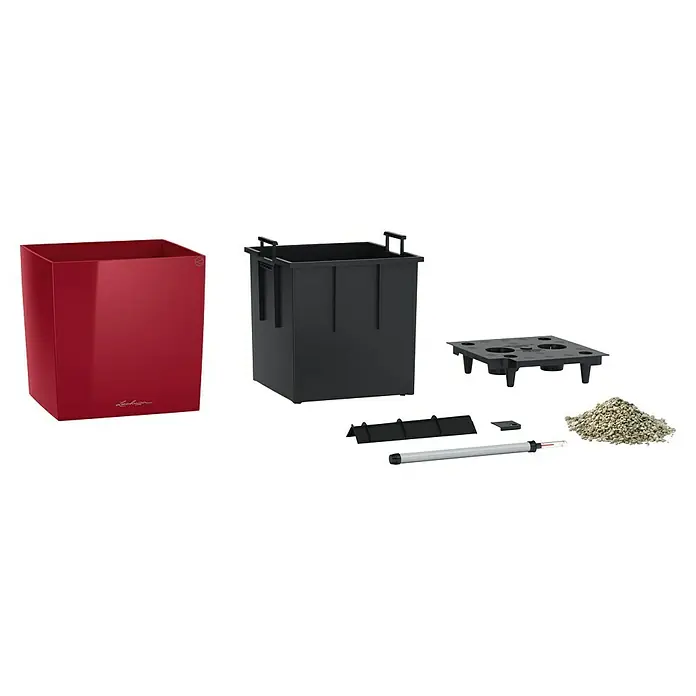 Lechuza Cube Pflanzkübel eckig Premium - Außenmaß (L x B x H): 39 x 39 x 40 cm, Kunststoff, Rot - Einzelteile eines roten Selbstbewässerungs-Pflanzgefäßsystems: Übertopf, Pflanzeinsatz, Bewässerungsplatte, Wasserstandsanzeiger und Granulat.