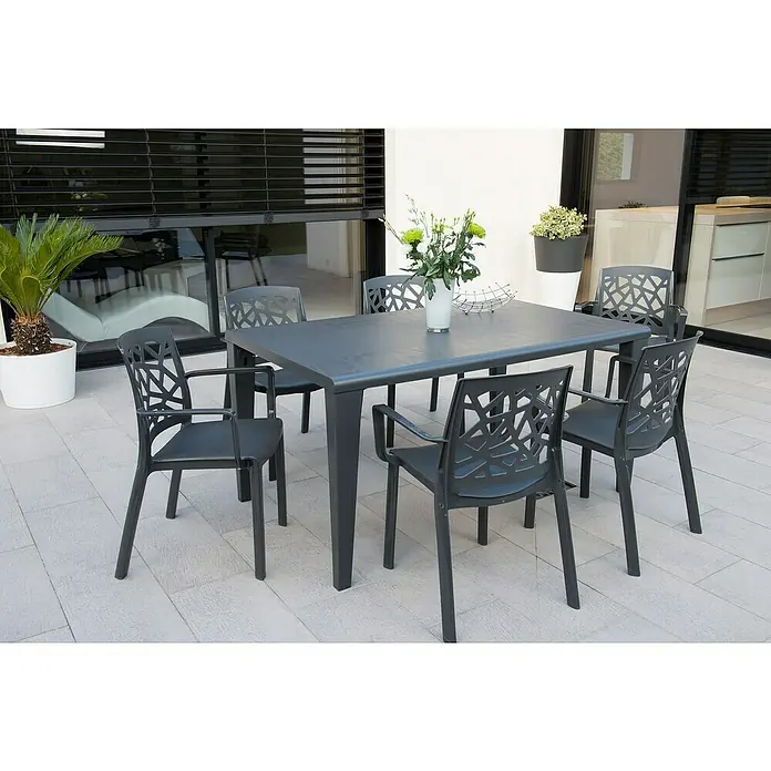 Grosfillex Stapelsessel Set Stuart - 4 Stk., Polypropylen, Stapelbar, Anthrazit, B x T x H: 58 x 52 x 81 cm - Modernes dunkelgraues Outdoor-Essset mit rechteckigem Tisch und sechs Stühlen mit gemusterten Rückenlehnen auf einer Terrasse.