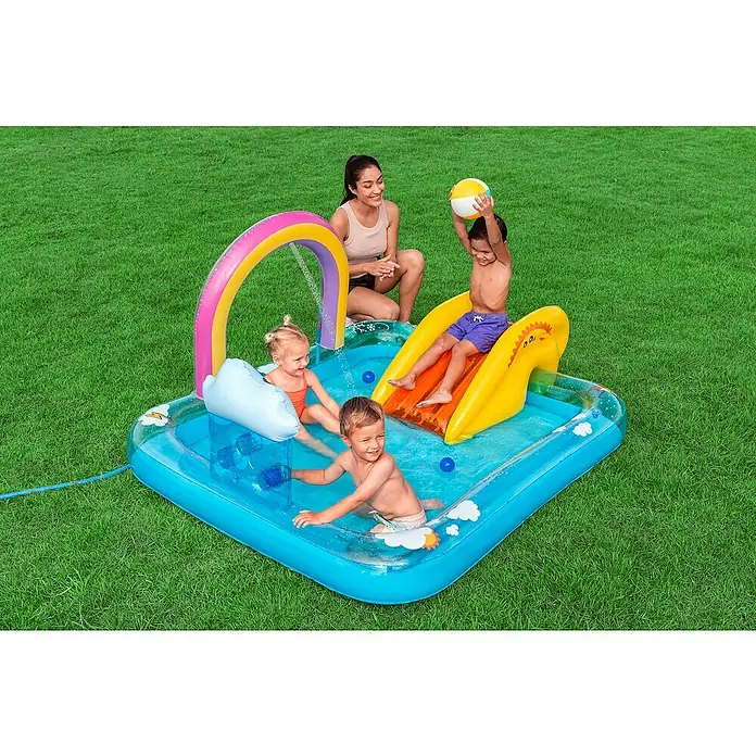 Bestway Planschbecken Wasserspielcenter Regenbogen - 150 x 188 x 89 cm - Kinder spielen in einem farbenfrohen aufblasbaren Spielzentrum mit Rutsche und Sprinkler, von einem Erwachsenen beaufsichtigt.