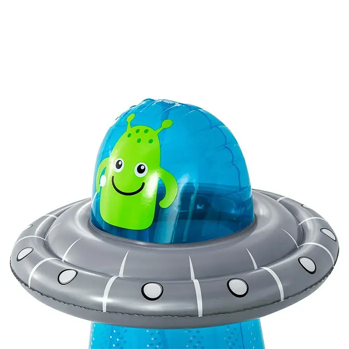 Bestway Boxsack UFO mit Wassersprinkler - Blau - Ein aufblasbarer Pool-Schwimmring in Form eines grauen Ufos mit einer transparenten blauen Kuppel, die einen lächelnden grünen Außerirdischen enthält.