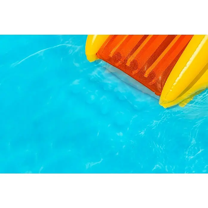 Bestway Planschbecken Wasserspielcenter Regenbogen - 150 x 188 x 89 cm - Orange-gelbe aufblasbare Poolliege schwimmt in blauem Wasser.