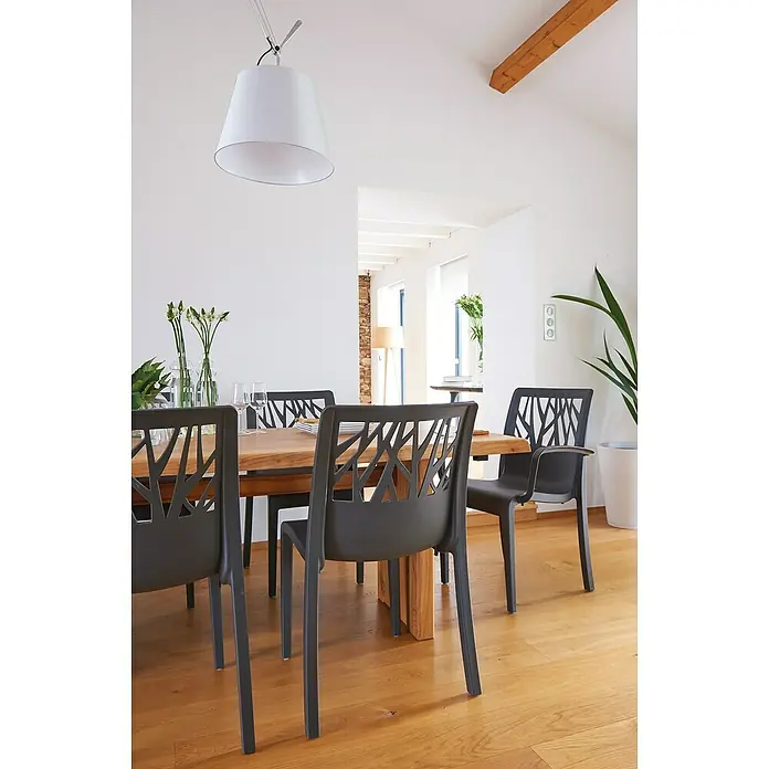 Grosfillex Stapelstuhl Set Vegetal - 4 Stk., Polypropylen, Anthrazit, B x T x H: 60 x 58 x 88 cm - Schwarze Esszimmerstühle mit Astmuster-Rückenlehnen an einem Holztisch in einem modernen Esszimmer.