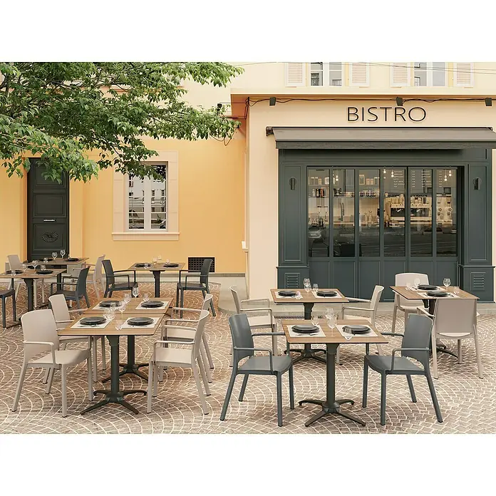 Grosfillex Stapelsessel Set Milton - 4 Stk., Polypropylen, Stapelbar, Leinen, B x T x H: 58 x 52 x 81 cm - Outdoor-Bistro-Bestuhlung mit dunkelgrauen und helltaupefarbenen Stühlen um quadratische Tische mit Holzoptikplatten und dunklen Säulenfüßen.