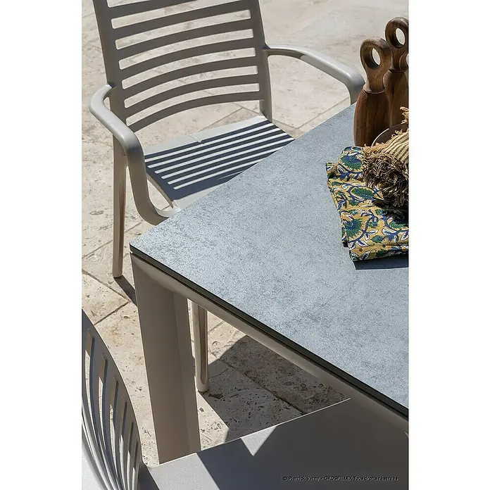 Grosfillex Gartentisch Greggia - L x B x H: 160 x 95 x 74,5 cm, Aluminium, HPL, Grau - Moderner grauer Outdoor-Esstisch mit strukturierter Oberfläche und passendem Lattenstuhl.