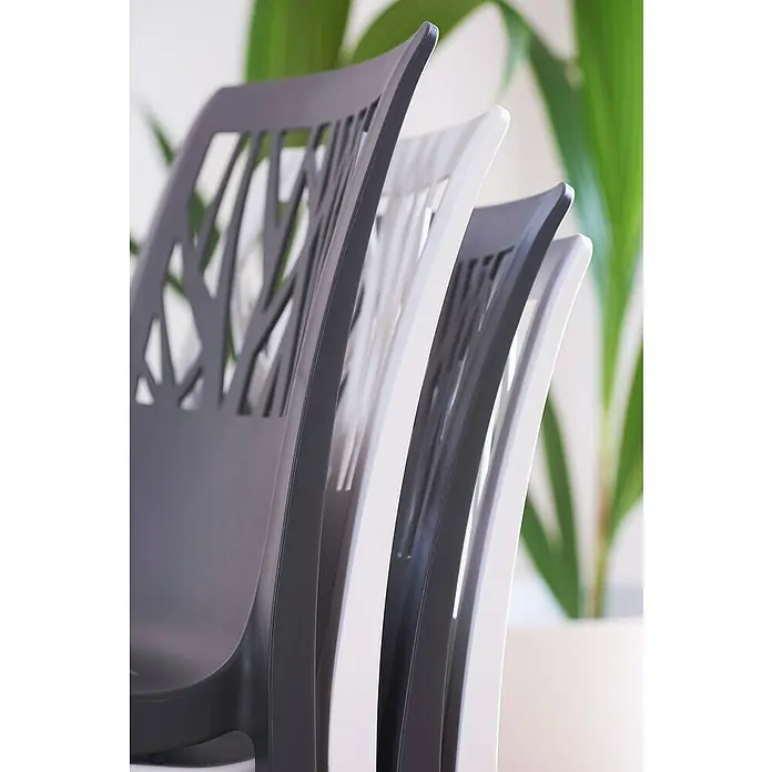 Grosfillex Stapelstuhl Set Vegetal - 4 Stk., Polypropylen, Anthrazit, B x T x H: 60 x 58 x 88 cm - Gestapelte graue und weiße moderne Stühle mit dekorativen, durchbrochenen Rückenlehnen.