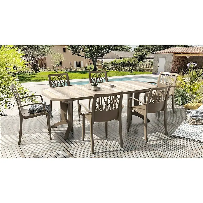 Grosfillex Stapelsessel Set Vegetal - 4 Stk., Polypropylen, Taupe, B x T x H: 60 x 58 x 88 cm - Beige/braunes Outdoor-Essgruppe aus Harz mit holzfarbener Tischplatte, auf einer Terrasse neben einem Pool für Mahlzeiten im Freien.