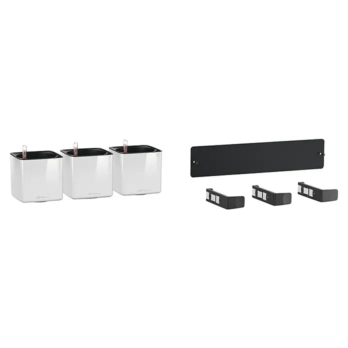 Lechuza Wand-Pflanzkasten Kit Glossy - Außenmaß (L x B x H): 48 x 15 x 14 cm, Kunststoff, Weiß - Drei weiße selbstbewässernde Pflanzgefäße mit schwarzen Einsätzen und Wasserstandsanzeigern, dazu eine schwarze Wandhalterung und drei Klammern.