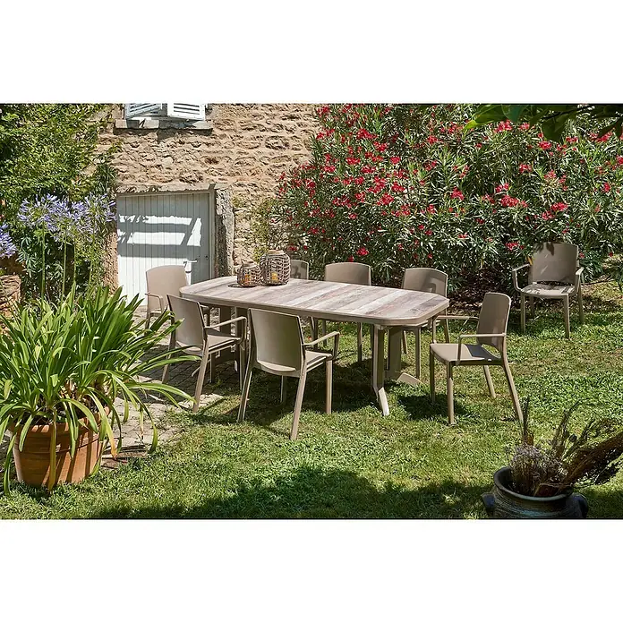 Grosfillex Stapelsessel Set Milton - 4 Stk., Polypropylen, Stapelbar, Taupe, B x T x H: 58 x 52 x 81 cm - Beige Outdoor-Essgruppe mit Holzoptik-Tisch im Garten.