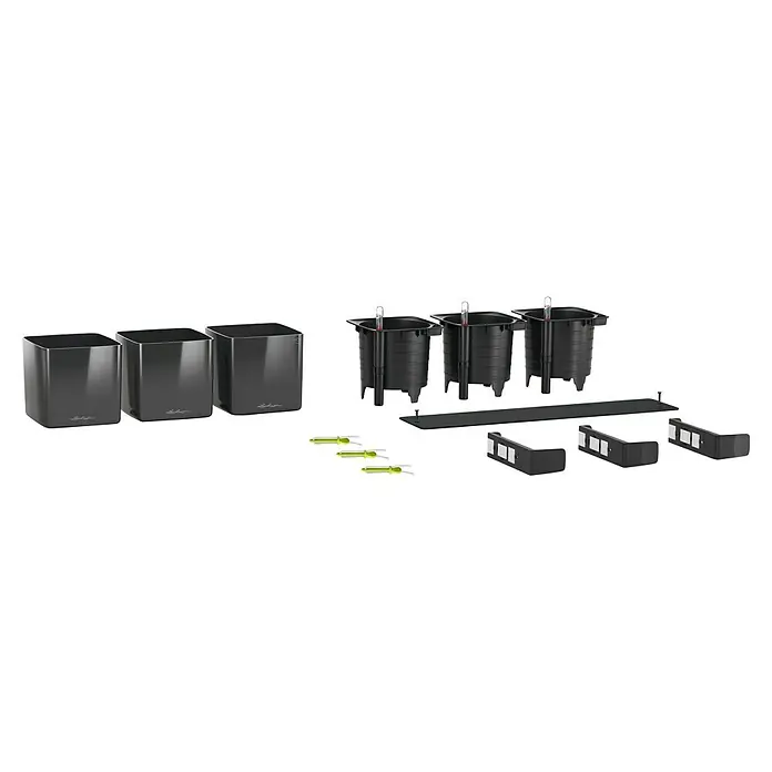 Lechuza Wand-Pflanzkasten Kit Glossy - Außenmaß (L x B x H): 48 x 15 x 14 cm, Kunststoff, Anthrazit - Komponenten eines modularen Lechuza Selbstbewässerungs-Pflanzsystems: dunkelgraue Pflanzgefäße, schwarze Einsätze mit Wasserstandsanzeigen, grüne Dochte, Montageschiene und Halterungen.