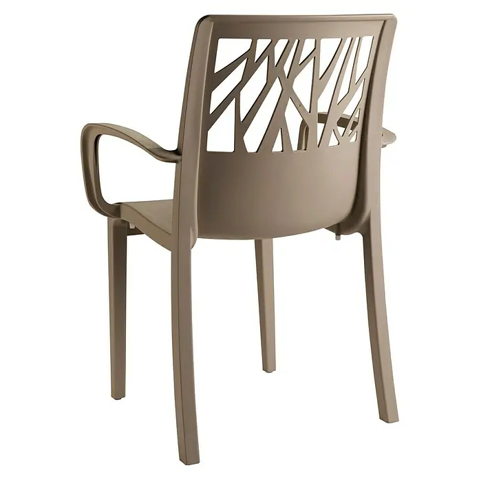 Grosfillex Stapelsessel Set Vegetal - 4 Stk., Polypropylen, Taupe, B x T x H: 60 x 58 x 88 cm - Beigebrauner Plastikstuhl mit Armlehnen und geometrischer durchbrochener Rückenlehne, von hinten gesehen.