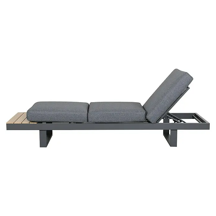 Loungemöbel-Set Lugano - 3 -tlg., Aluminium, Anthrazit/Braun - Graue Outdoor-Liege mit verstellbarer Rückenlehne, dunklem Gestell und Holz-Endstück.