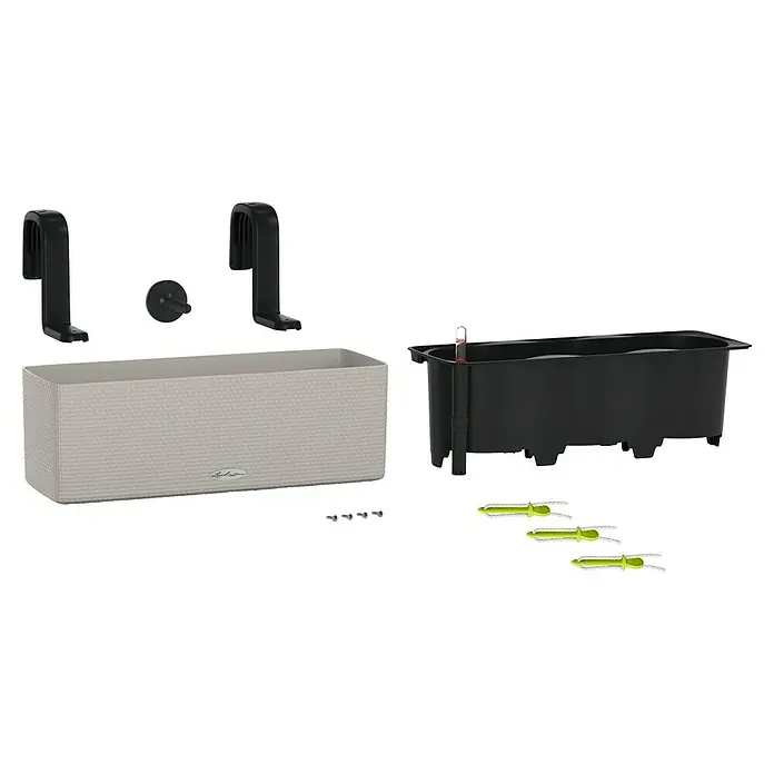 Lechuza Color Balkonkasten Color Triple - Max. Außenlänge: 40 cm, Sandbraun - Zerlegtes Selbstbewässerungs-Pflanzgefäß: hellgraue Texturbox, schwarzer Inneneinsatz mit Wasserstand, zwei schwarze Haken, Schraube, vier kleine Schrauben, drei grüne Dochte.