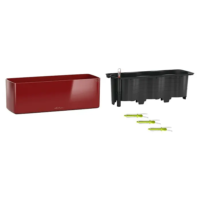Lechuza Kräuterkasten Cube Glossy Triple - Außenmaß (L x B x H): 40 x 14 x 13,5 cm, Kunststoff, Rot, Hochglänzend - Rotes, rechteckiges Selbstbewässerungs-Pflanzgefäß mit schwarzem Inneneinsatz, Wasserstandsanzeiger und drei grünen Dochten.