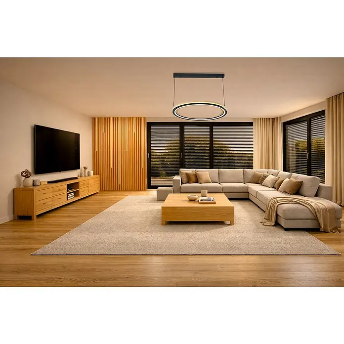 Direct Signs LED-Pendelleuchte rund Tobi Akus - 100 W, Ø x H: 84,4 x 150 cm, Schwarz, Holzdekor, Warmweiß - Große runde Pendelleuchte mit schwarzem Rahmen und goldenem Innenring, die ein modernes Wohnzimmer beleuchtet.