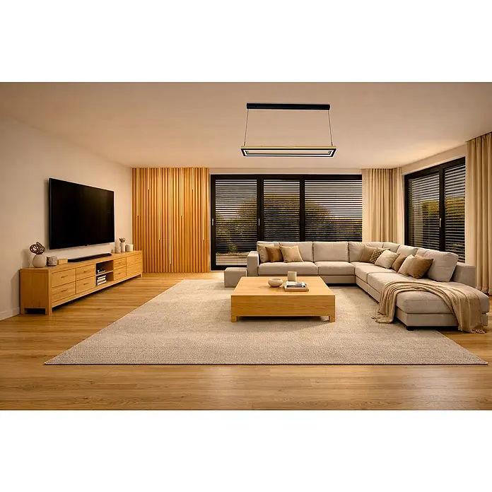 Direct Signs LED-Pendelleuchte Tobi Akus - 83 W, L x B x H: 94,4 x 19,4 x 150 cm, Schwarz, Holzdekor, Warmweiß - Rechteckige Pendelleuchte mit schwarzem Rahmen und Holzdetails, spendet warmes Licht über Sofa und Couchtisch in einem modernen Wohnzimmer.