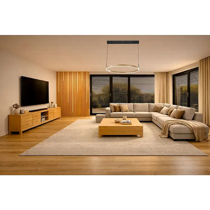 Direct Signs LED-Pendelleuchte rund Noble Akus – CCT - 40 W, Ø x H: 60 x 150 cm, Holzdekor, Warmweiß - Runde LED-Pendelleuchte in Holzoptik mit schwarzer Deckenhalterung, beleuchtet ein modernes Wohnzimmer.