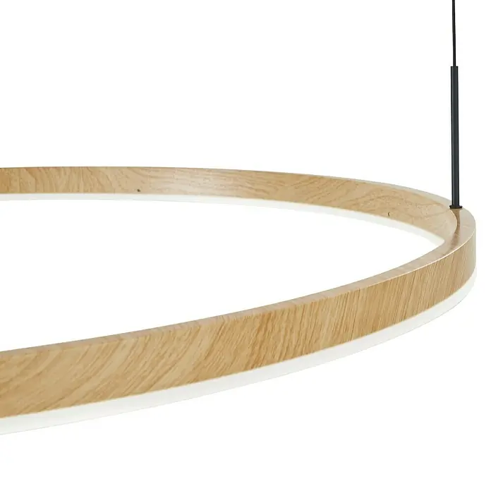 Direct Signs LED-Pendelleuchte rund Noble Akus – CCT - 50 W, Ø x H: 80 x 150 cm, Holzdekor, Warmweiß - Runde LED-Pendelleuchte mit hellem Holzfinish und weißem integriertem Lichtstreifen, an schwarzer Stange aufgehängt.